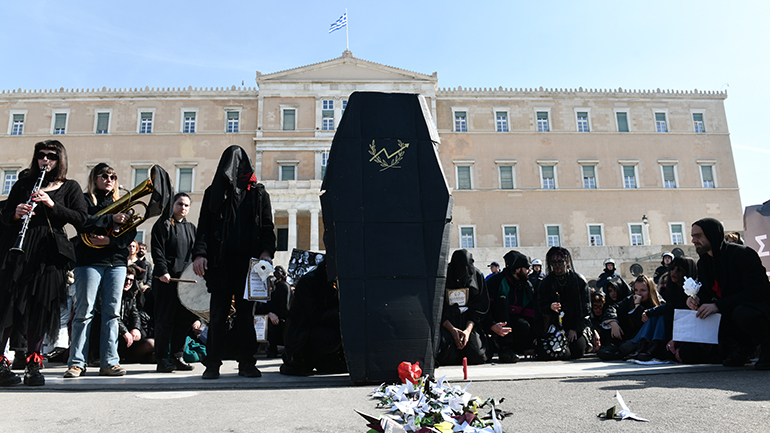 Μαυροφορεμένοι καλλιτέχνες «κήδεψαν» με φέρετρο και κηδειόχαρτα τον Πολιτισμό